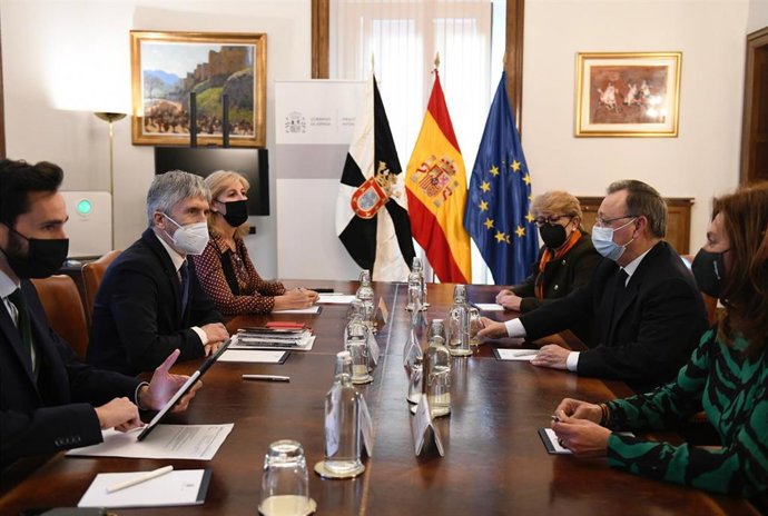 Reunión del ministro Grande Marlaska con Vivas y la consejera de Presidencia y Relaciones Institucionales de Ceuta, Mabel Deu, y el secretario de Estado de Seguridad, Rafael Pérez.