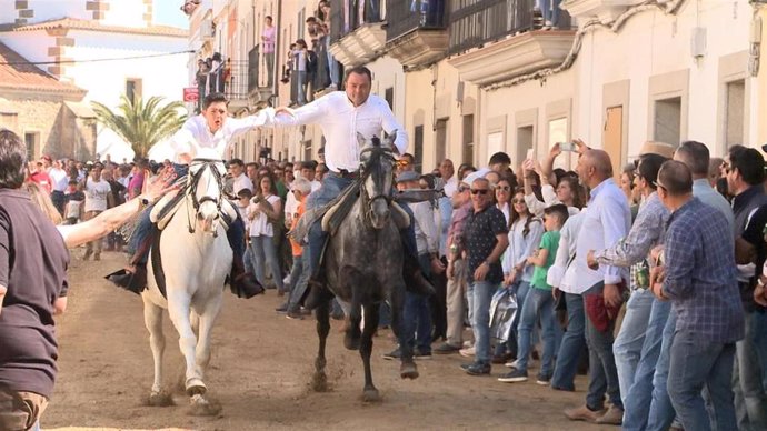 La localidad cacereña de Arroyo de la Luz ha vuelto a celebrar este Lunes de Pascua su tradicional Día de la Luz en el que las carreras de caballos son las protagonistas de este día festivo cuyos vecinos y turistas han podido volver a vivir tras dos años