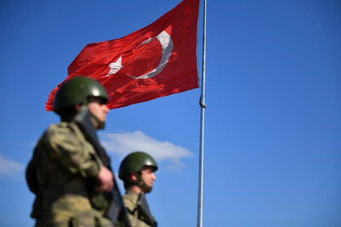 Archivo - Militares bajo una bandera de Turquía