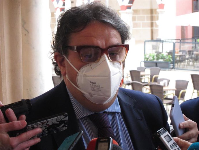 Archivo - El vicepresidente segundo y consejero de Sanidad y Servicios Sociales, José María Vergeles, en una imagen de archivo.