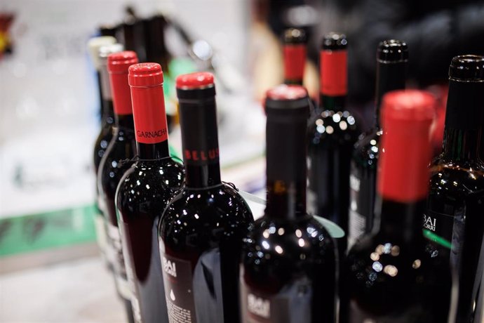 Archivo - Botellas de vino en la inauguración del XXI Salón de los Mejores Vinos de España en el Pabellón 5 de IFEMA Madrid