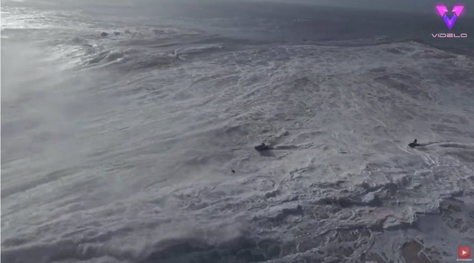 Dron capta el momento en que un surfista es arrastrado por una enorme ola