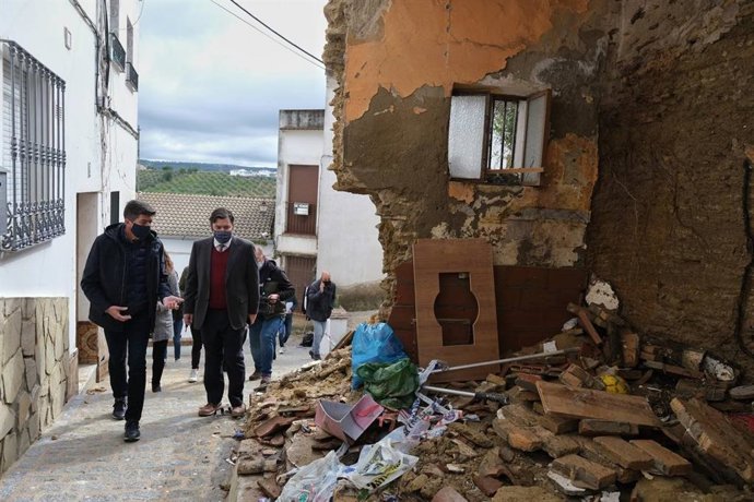 El vicepresidente de la Junta de Andalucía, Juan Marín, y el director general de Administración Local, Joaquín López-Sidro, durante su visita a Setenil de las Bodegas tras las recientes inundaciones en el municipio gaditano.