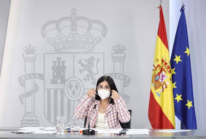La ministra de Sanidad, Carolina Darias, en una rueda de prensa posterior al Consejo de Ministros, en el Complejo de la Moncloa, a 19 de abril de 2022, en Madrid (España). El decreto que pone fin al uso de la mascarilla en la mayoría de interiores entra
