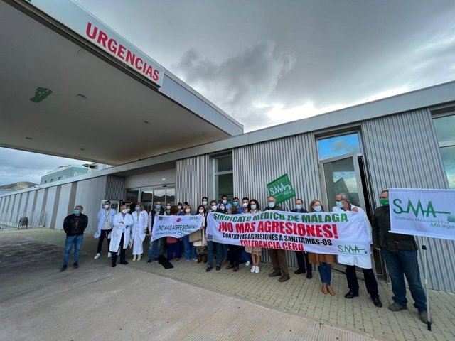 Médicos se concentran ante las Urgencias del Hospital del Guadalhorce tras la agresión de un paciente a un facultativo de este servicio.