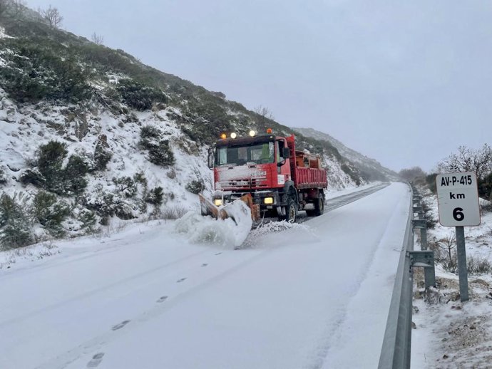El dispositivo de vialidad invernal actúa en las carreteras de Ávila, donde se acumulan hasta 8 centímetros de nieve