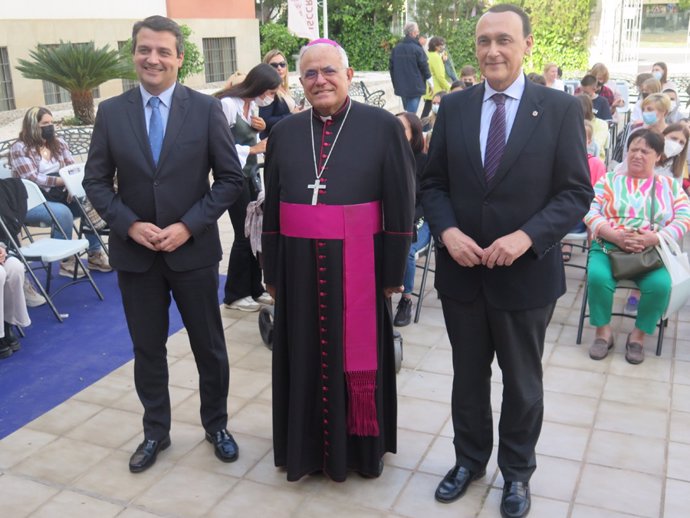 El obispo (centro), entre el alcalde y el rector, en la presentación de la acción educativa en favor de los refugiados ucranianos