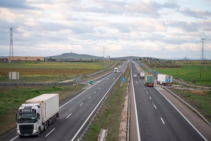 Varios camiones circulan cerca de una gasolinera situada en el eje Manzanares-Valdepeñas de la autopista A4