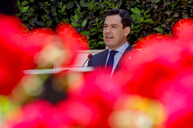 El presidente de la Junta de Andalucía, Juanma Moreno,  en la rueda de prensa posterior al Consejo de Gobierno en el Museo Picasso de Málaga a 19 de abril del 2022 en Málaga (Andalucía, España).