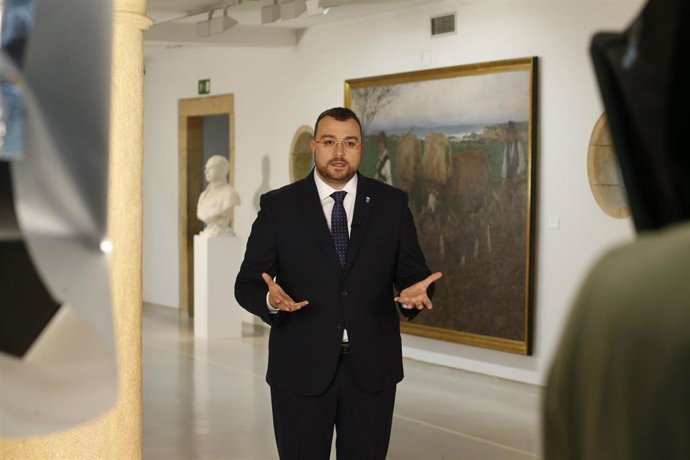 Archivo - El presidente del Principado, Adrián Barbón, durante su primer discurso de fin de año, en el Museo de Bellas Artes de Asturias.