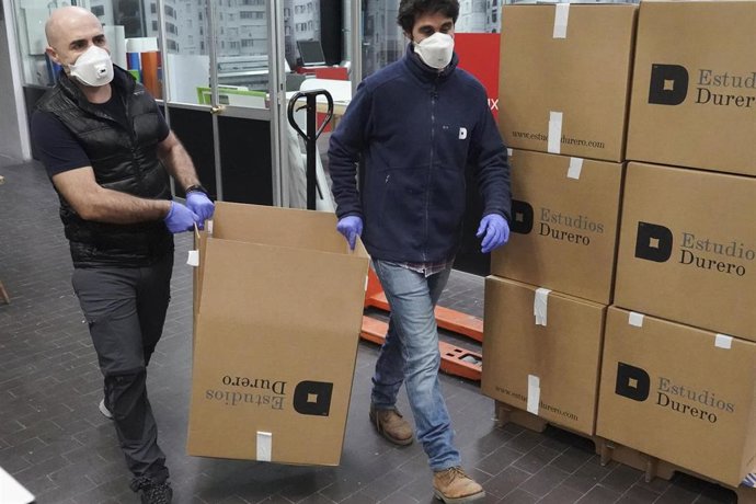 Archivo - Dos operarios cargan material en una empresa vizcaína