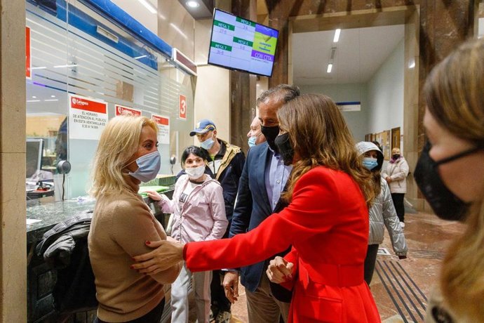 La consejera municipal de Presidencia, María Navarro, y el consejero municipal de Acción Social y Familia, Ángel Lorén del Ayuntamiento de Zaragoza, durante la recepción de un grupo de personas ucranianas que han acudido a la sede del consistorio