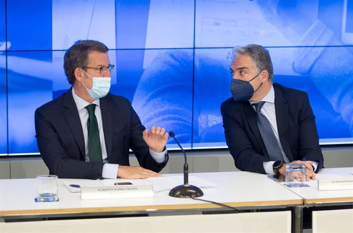 El líder del PP, Alberto Núñez Feijóo (i), y el consejero de la Presidencia, Administración Pública e Interior, Elías Bendodo, presiden la reunión del Comité Ejecutivo Nacional, en la sede del PP, a 20 de abril de 2022, en Madrid (España). El líder del 