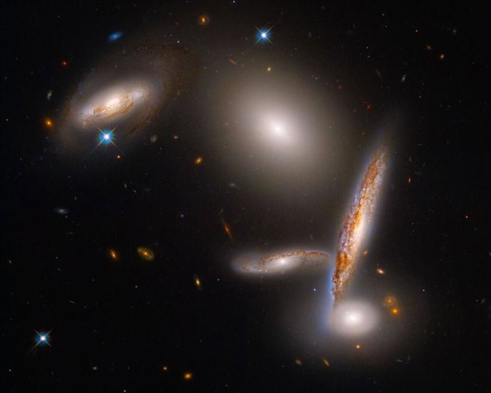 El Telescopio Espacial Hubble de la NASA/ESA celebra su 32 cumpleaños con una impresionante mirada a una inusual colección unida de cinco galaxias, llamada Grupo Compacto 40 de Hickson.