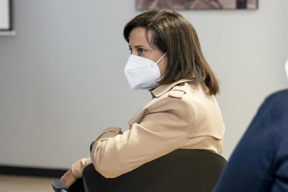 La ministra de Defensa, Margarita Robles, durante el briefing sobre la actividad de la base, en el Centro Militar de Farmacia de la Defensa, en la base 'San Pedro' de Colmenar Viejo, a 8 de abril de 2022, en Colmenar Viejo, Madrid (España). El Centro Mi