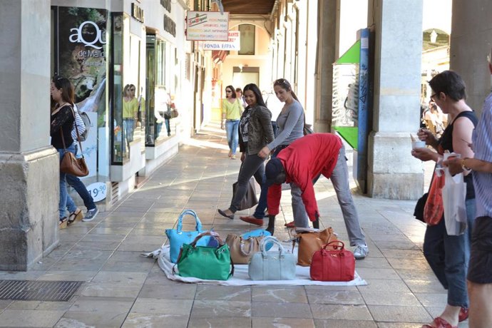 Archivo - Venta ambulante, bolsos, venta ilegal, recurso