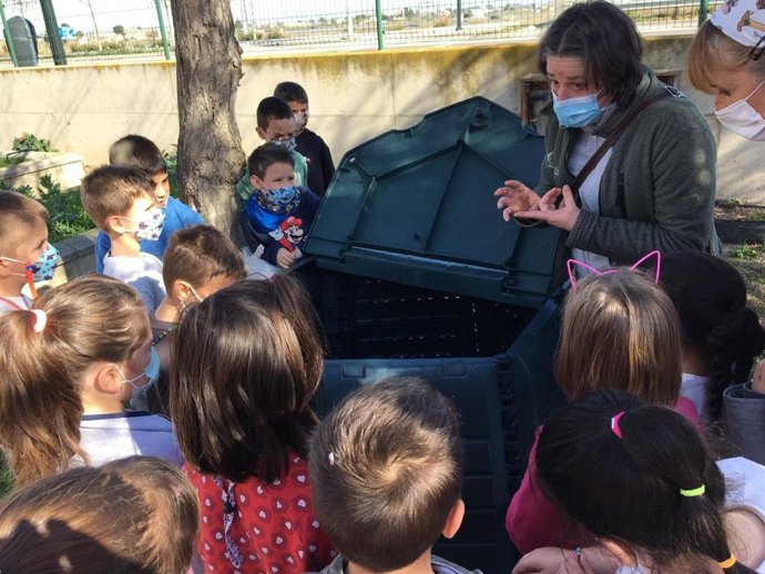 El Ayuntamiento de Zaragoza impulsa la economía circular en los colegios al transformar residuos en compost