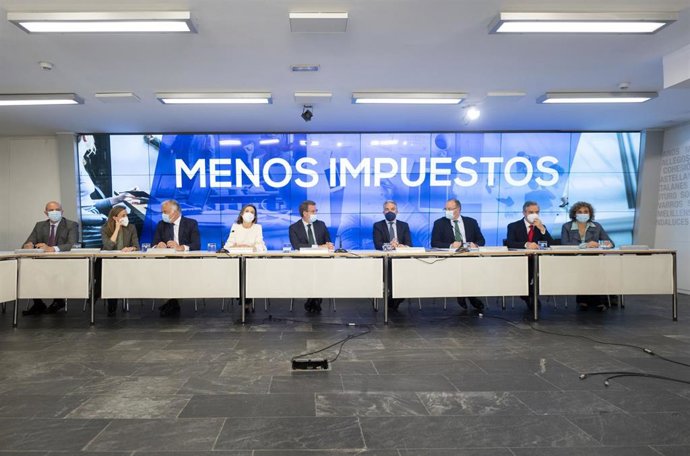 (3I-D) La secretaria general del Partido Popular y portavoz del partido, Cuca Gamarra; el líder del PP, Alberto Núñez Feijóo; y el consejero de la Presidencia, Administración Pública e Interior, Elías Bendodo, presiden la reunión del Comité Ejecutivo Na