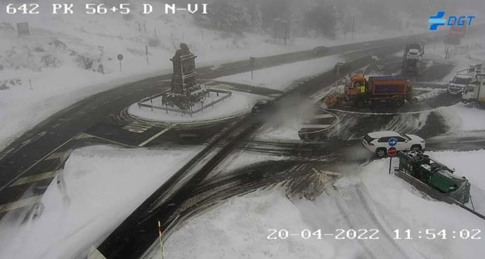 La carretera N-VI en la provincia de Segovia con nieve.