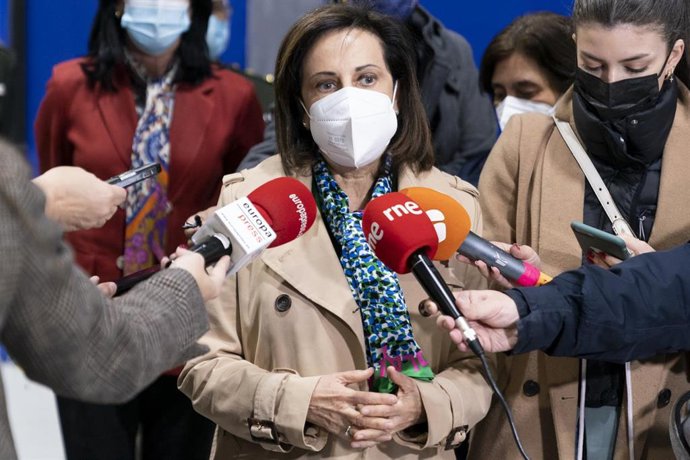 La ministra de Defensa, Margarita Robles, en una visita a las instalaciones del Centro Militar de Farmacia de la Defensa
