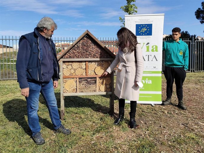 La concejal de Medio Ambiente del Ayuntamiento de Salamanca, Miryam Rodríguez, junto al responsable de la granja escuela Lorenzo Milani, Miguel Blanco, ante el 'hotel' para insectos.