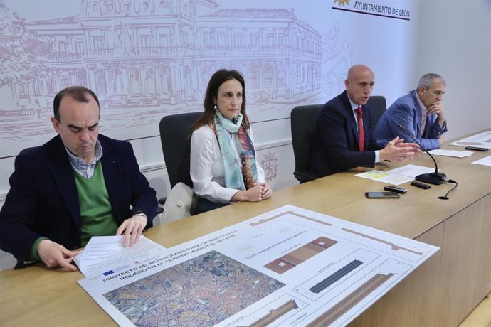 El alcalde de León, José Antonio Diez, junto al concejal de Movilidad, Vicente Canuria; y los técnicos municipales Leticia Rodríguez y Javier Herrero