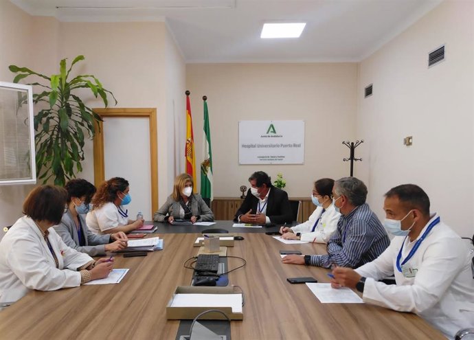 Isabel Paredes con el equipo directivo del Hospital de Puerto Real.