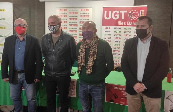 Los secretarios generales de CCOO y UGT, Unai Sordo y Pepe Álvarez, en una rueda de prensa en Palma, junto con los secretarios generales de los sindicatos en Baleares, José Luis García y Lorenzo Navarro, respectivamente.