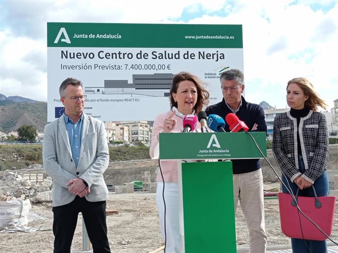 La delegada del Gobierno andaluz en Málaga, Patricia Navarro, visita los terrenos del nuevo centro de salud de Nerja, que duplicará sus consultas