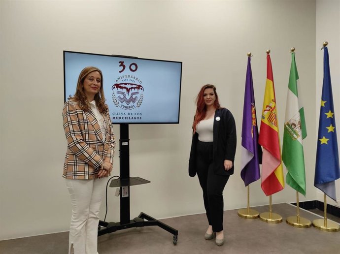 La vicepresidenta segunda de la Diputación de Córdoba, Felisa Cañete (izda.), en la presentación de las actividades por el 30 aniversario de la apertura de la Cueva de los Murciélagos de Zuheros.