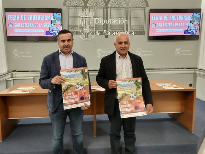 El diputado de Ferias, Jesús María Ortiz (d), y el alcalde de San Esteban de la Sierra, Antonio Labrador (i), en la presentación de la Feria de Enoturismo.