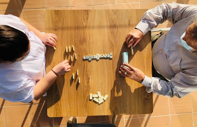 Una trabajadora y un usuario de una residencia de mayores en Mallorca.