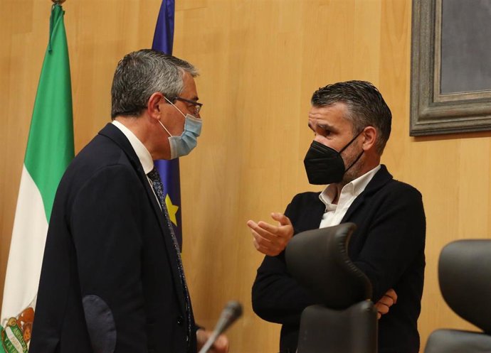 El presidente de la Diputación de Málaga, Francisco Salado (i), junto al portavoz del PSOE en la institución, José Bernal (d), durante el pleno de abril de 2022.