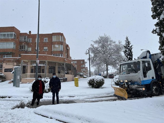 Luquero y Galindo, en una de las vías afectadas por la nevada en Segovia.