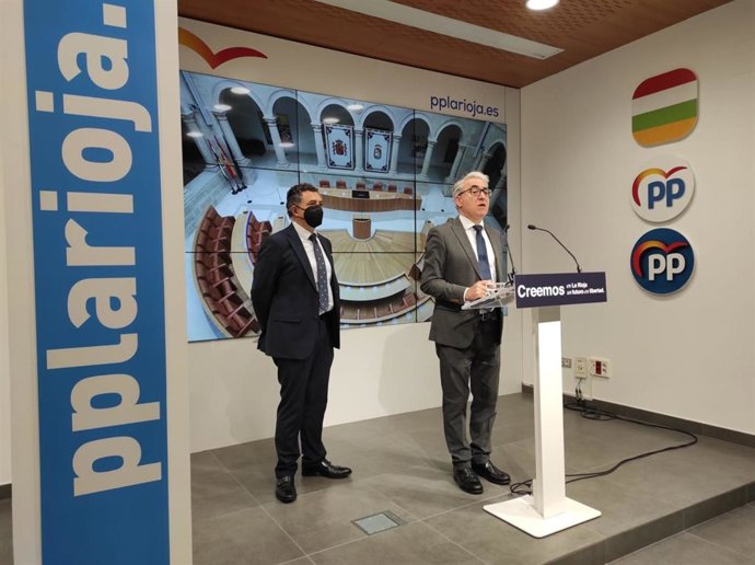 El portavoz del PP, Jesús Ángel Garrido y el diputado regional, Carlos Cuevas, en comparecencia de prensa
