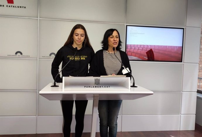 La portavoz de Ustec-Stes, Yolanda Segura, y la portavoz del SEPC, Marta Daviu, en rueda de prensa en el Parlament