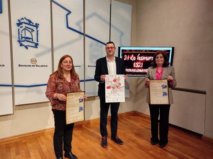 El diputado de Juventud y Deportes, Javier González Vega, junto a la alcaldesa de Torrelobatón, Natividad Casares, (i) y la presidenta de la Asociación El Castillo, Lourdes Ortega, presentan la Jornada y Mercado Comunero de Torrelobatón (Valladolid)