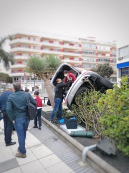 Un coche pierde en control en la Avenida Juan XXIII de Las Palmas de Gran Canaria y choca con dos turismos estacionados