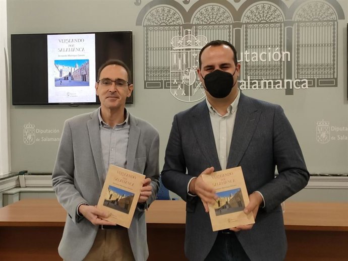 El poeta Armando Manrique Cerrato (i) junto al diputado provincial de Cultura, David Mingo (d), en el Palacio La Salina