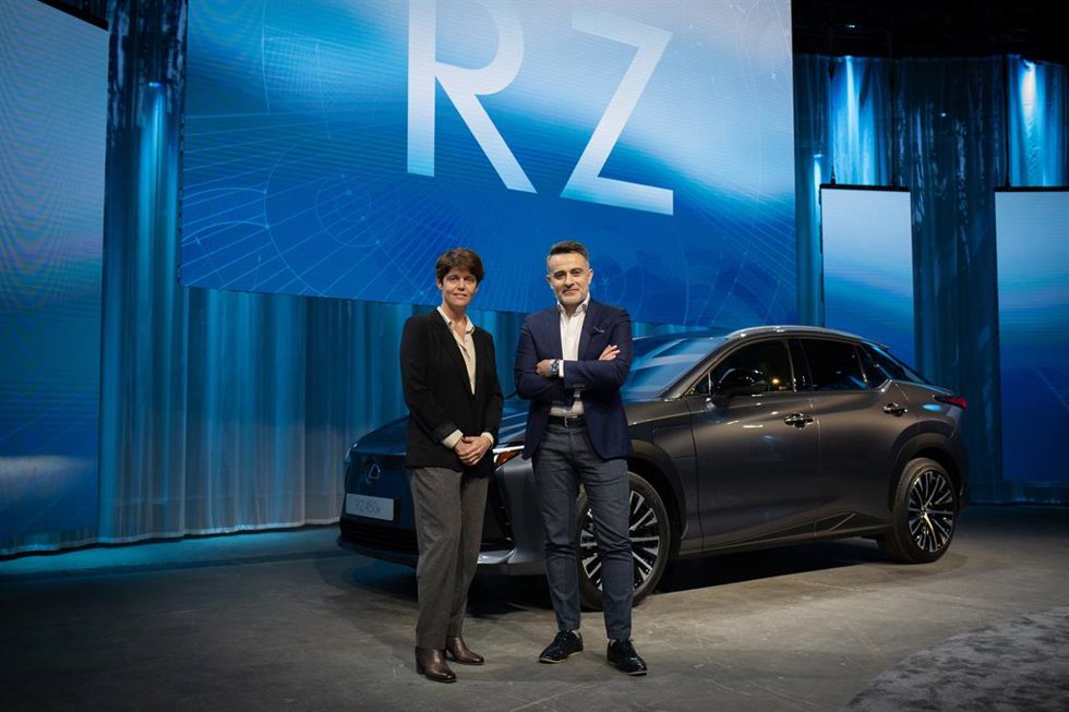 El director de Lexus Europa, Spiros Fotinos, y la directora de Lexus España, Mar Pieltain, junto al nuevo Lexus RZ 450e