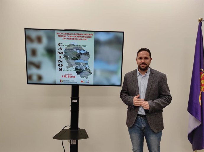 El delegado de Infraestructuras Rurales de la Diputación de Córdoba, Manuel Olmo, en rueda de prensa.