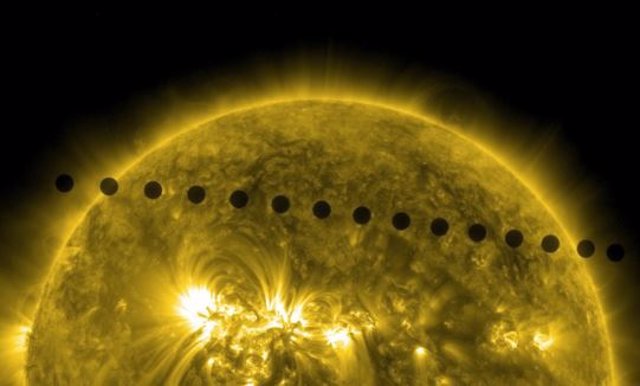 Secuencia de imágenes del Solar Dynamic Observatory en 171 longitudes de onda del tránsito de Venus, fusionadas para mostrar la trayectoria de Venus a través del sol.