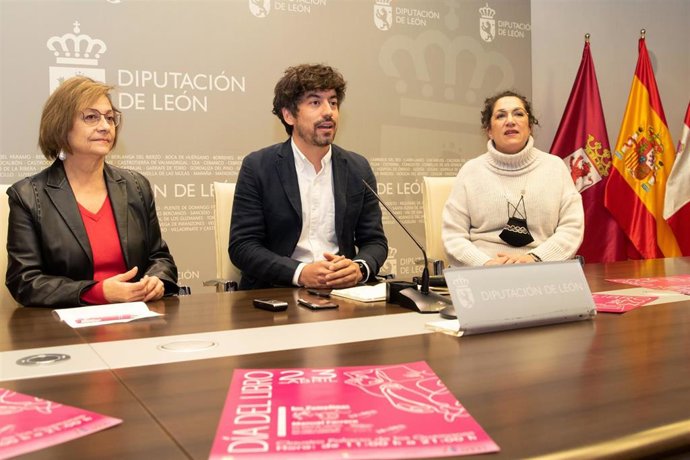 El diputado de Cultura, Arte y Patrimonio, Pablo López Presa, la concejal de Acción y Promoción Cultural, Evelia Fernández junto a la representante de las Librerías de León, Sandra Llamas, presentan las actividades del Día del Libro en la ciudad.