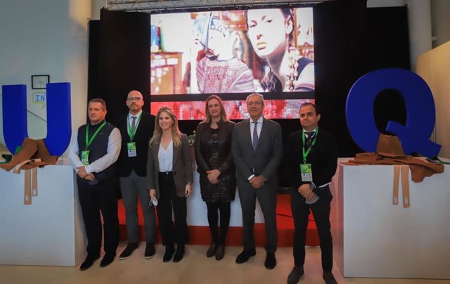 Velasco en el Congreso 'Tecnología y sostenibilidad en el sector de la piel' en Ubrique.