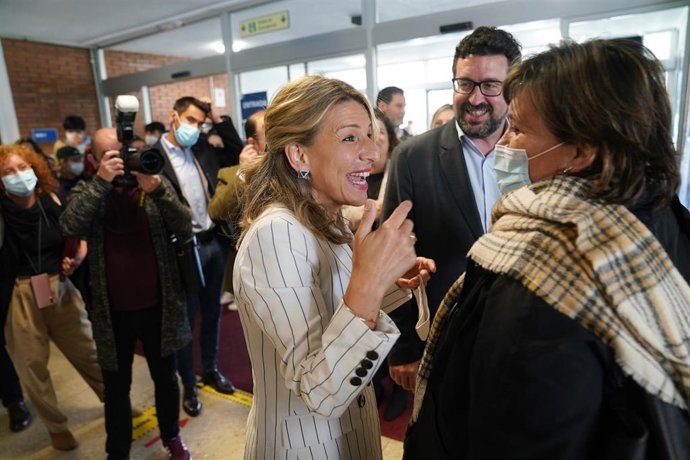 La vicepresidenta segunda y ministra de Trabajo y Economía Social, Yolanda Díaz, a su llegada a un encuentro en la Facultad de Ciencias Políticas de la Universidad de Santiago de Compostela (USC), a 20 de abril de 2022, en Santiago de Compostela, A Coru