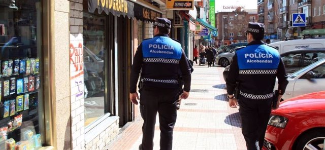 Agentes de la Policía Local de Alcobendas en las calles del Distrito Centro