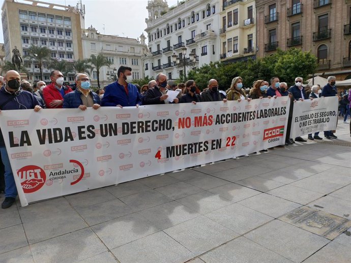 Archivo - Los sindicatos se concentran en memoria de un fallecido en accidente laboral en 2022 en la provincia de Córdoba.