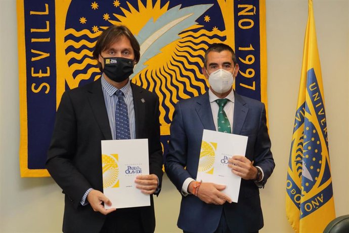 El rector de la UPO y el presidente del Colegio de Economistas, con el convenio de colaboración.