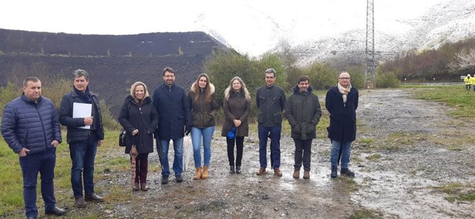 Marcos Rodríguez, concejal de Ibias; Santiago Berjano, responsable de servicio de Minería de la Consejería de Industria; la DG de Energía, Minería y Reactivación, Belarmina Díaz; el consejero Enrique Fernández; la alcaldesa de Ibias Gemma Álvarez