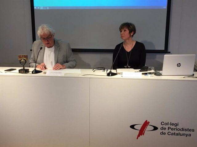 El presidente de Ràdio Associació de Catalunya, Jordi Margarit, y la secretaria del jurado, Margarida Moles, presentando los premis Ràdio Associació